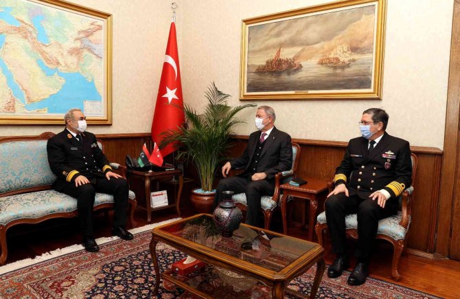 Bakan Akar, Libya Deniz Kuvvetleri Komutanı’nı Ağırladı