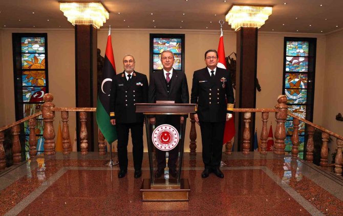 Bakan Akar, Libya Deniz Kuvvetleri Komutanı’nı Ağırladı