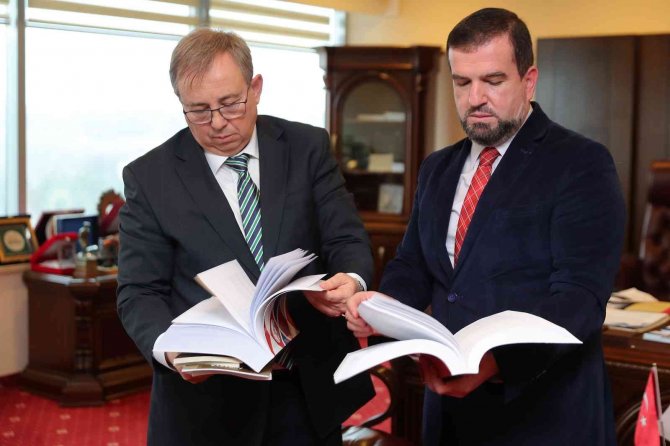 Öğr. Gör. Dr. Nur, Eserlerini Rektör Tabakoğlu’na Takdim Etti