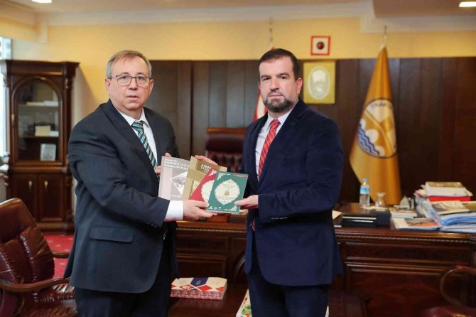 Öğr. Gör. Dr. Nur, Eserlerini Rektör Tabakoğlu’na Takdim Etti