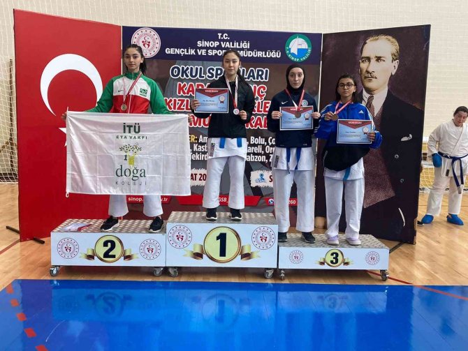İ̇hlas Koleji Öğrencisi Sena Türkmen’den Karatede Birincilik