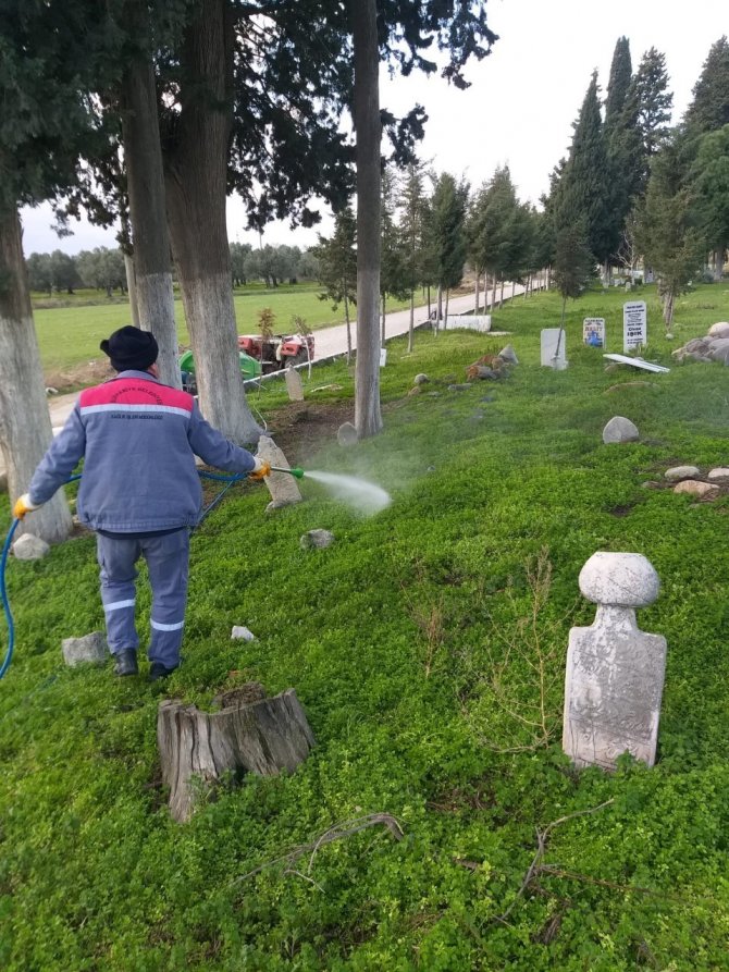 Burhaniye’de Mezarlıklarda Yabani Ot İlaçlaması