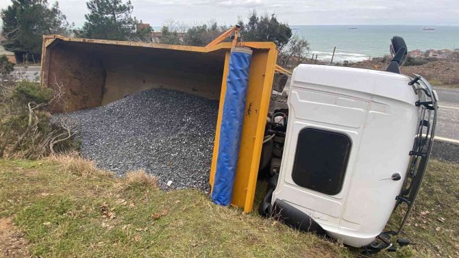 Otomobil Hatalı Sollama Yaptı, Kamyon Devrildi