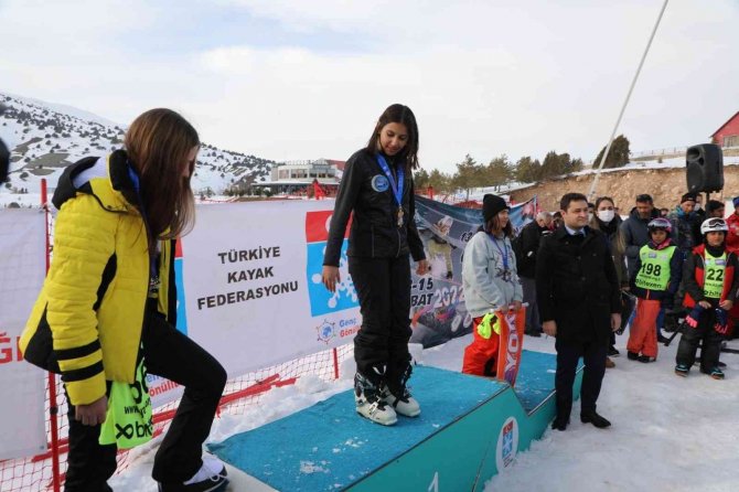 Snowboard Yarışlarında Dereceye Giren Sporcular Ödüllendirildi