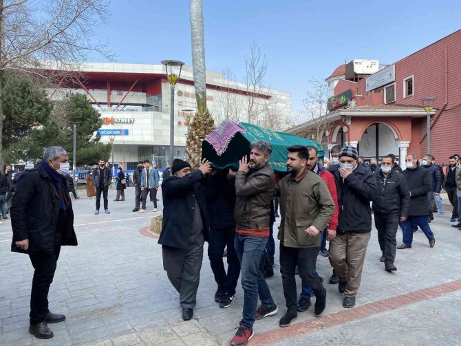 Sultanbeyli’de Yangında Hayatını Kaydeden Çocuk Son Yolculuğuna Uğurlandı