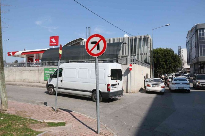 Antalya’da Sürücülerin Yasak Yol İnadı, Diğer Sürücüleri İsyan Ettirdi
