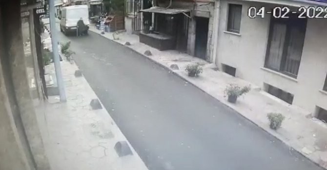 Taksim’de Dehşet Anları Kamerada: 70 Yaşındaki Kadın Minibüsün Altında Kaldı