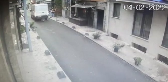 Taksim’de Dehşet Anları Kamerada: 70 Yaşındaki Kadın Minibüsün Altında Kaldı