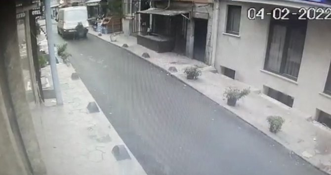 Taksim’de Dehşet Anları Kamerada: 70 Yaşındaki Kadın Minibüsün Altında Kaldı