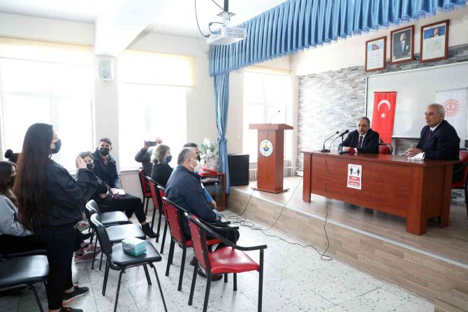 Başkan Yalçın ‘Kariyer Günleri’nde