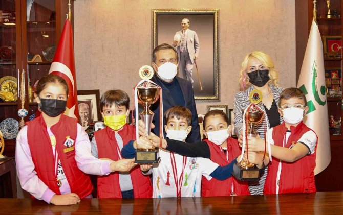 Başarılı Satranççılardan Başkan Ataç’a Ziyaret