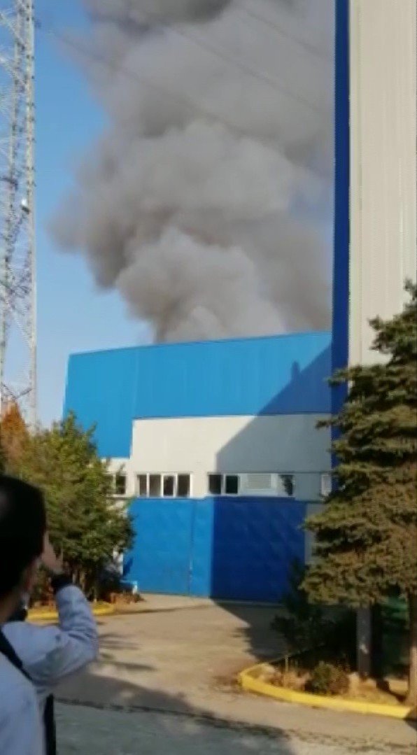 Tuzla’da İş Yerinde Yangın Çıktı, Patlama Sesleri Duyuldu