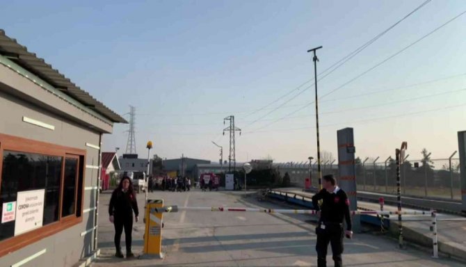 Tuzla’da İş Yerinde Yangın Çıktı, Patlama Sesleri Duyuldu
