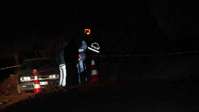 3 Çocuğunun Annesini Öldürüp Kendisini Ağır Yaraladı