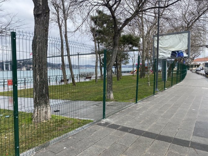 Üsküdar’da Kuzguncuk Parkına Giriş Panel Çitlerle Engellendi