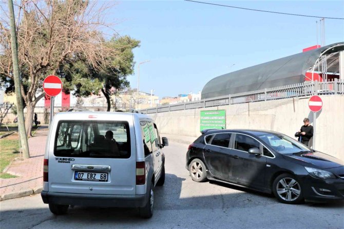 Antalya’da Sürücülerin Yasak Yol İnadı, Diğer Sürücüleri İsyan Ettirdi