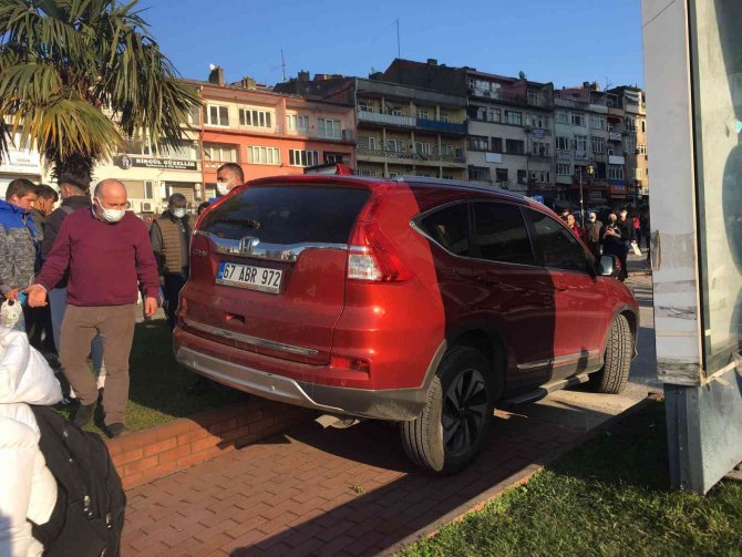 Park Halindeki Araç Kayarak Yaya Kaldırımına Çıktı