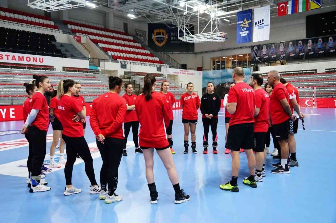 A Milli Kadın Hentbol Takımı, İ̇zlanda Maçı Hazırlıklarına Başladı