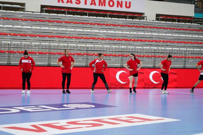 A Milli Kadın Hentbol Takımı, İ̇zlanda Maçı Hazırlıklarına Başladı