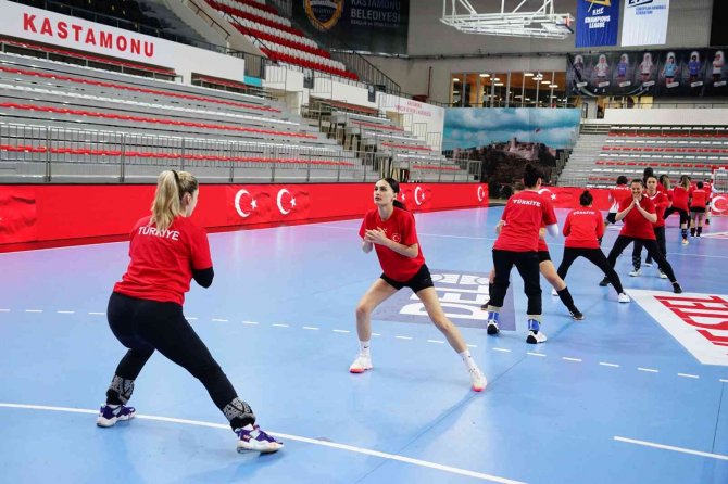 A Milli Kadın Hentbol Takımı, İ̇zlanda Maçı Hazırlıklarına Başladı