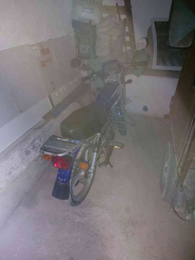 Yedi Emin Deposunu Gece Soydular, Gündüz Polise Yakalandılar