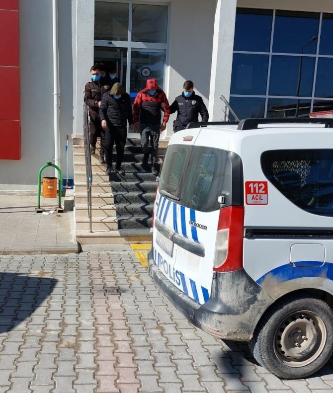 Yedi Emin Deposunu Gece Soydular, Gündüz Polise Yakalandılar