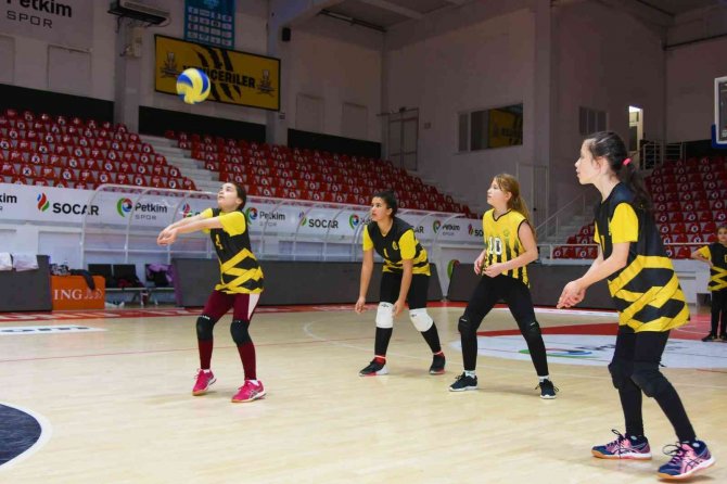 Aliağa’nın Mini Voleybolcuları Başarılarına Yenisini Ekledi