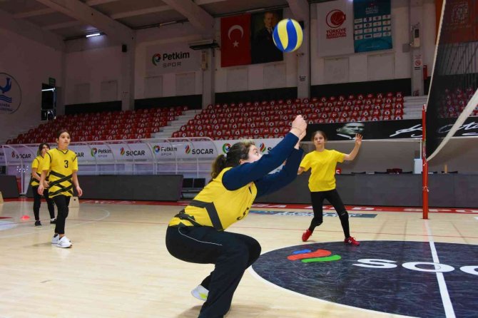 Aliağa’nın Mini Voleybolcuları Başarılarına Yenisini Ekledi