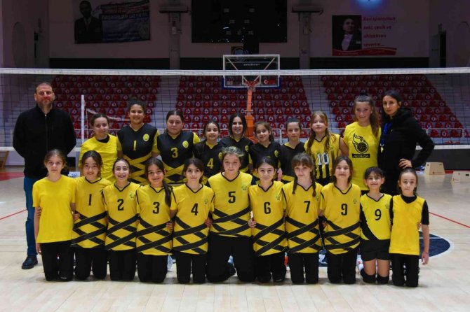 Aliağa’nın Mini Voleybolcuları Başarılarına Yenisini Ekledi