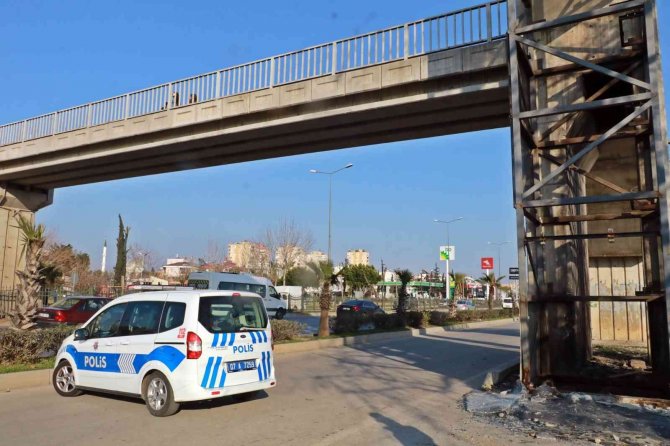 Üst Geçit Asansör Kabininden Demir Çalarken Yakalandı, Polise ’Çektirme Abi’ Dedi