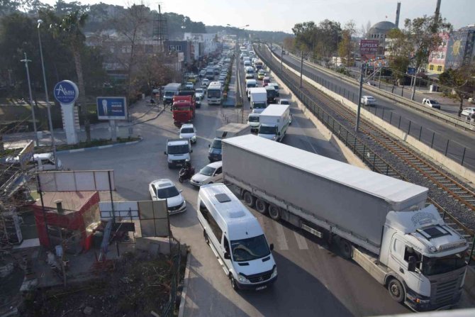 Tır Yolcu Otobüsüne Çarptı, Karayolu Trafiğe Kapandı