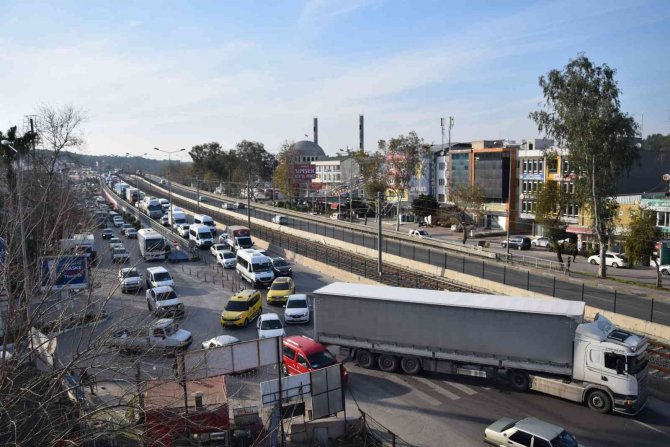 Tır Yolcu Otobüsüne Çarptı, Karayolu Trafiğe Kapandı