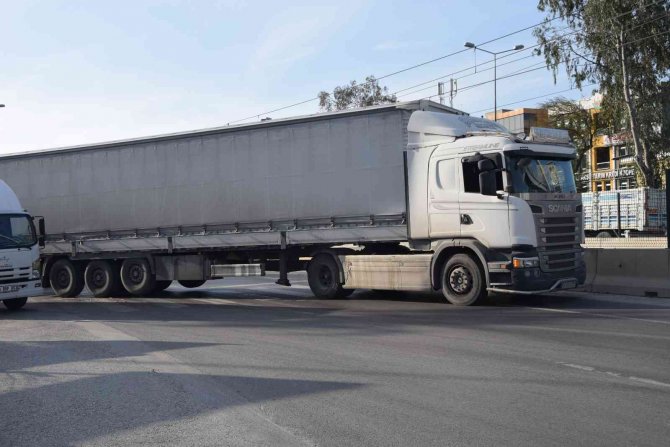 Tır Yolcu Otobüsüne Çarptı, Karayolu Trafiğe Kapandı