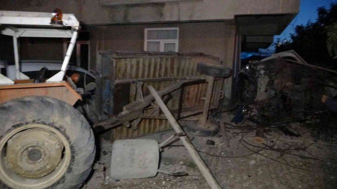 Otomobil Bahçe Duvarını Aştı, Römorku Devirip Evin Duvarına Çarptı: 3 Yaralı