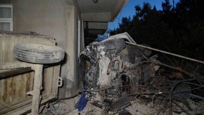 Otomobil Bahçe Duvarını Aştı, Römorku Devirip Evin Duvarına Çarptı: 3 Yaralı