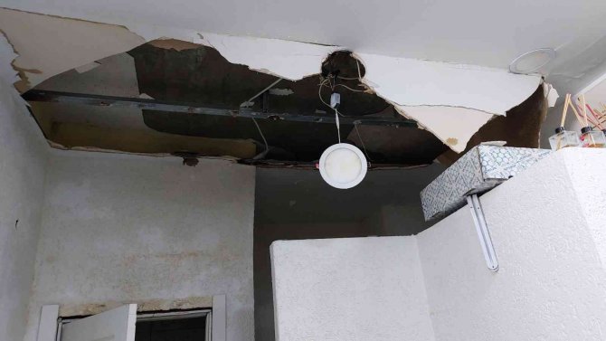 Avcılar’da Tavanı Çöken Dükkandan Dakikalarla Kurtuldu