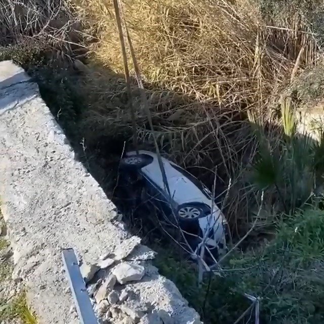 Sürücüsünün El Frenini Çekmeyi Unuttuğu Otomobil Dereye Uçtu