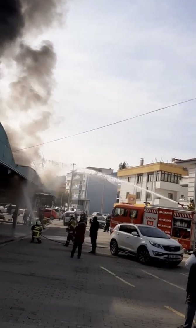 Pazarda Korkutan Yangın