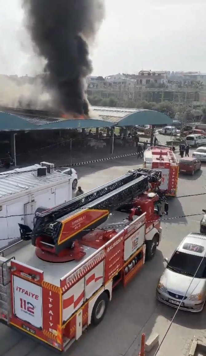 Pazarda Korkutan Yangın