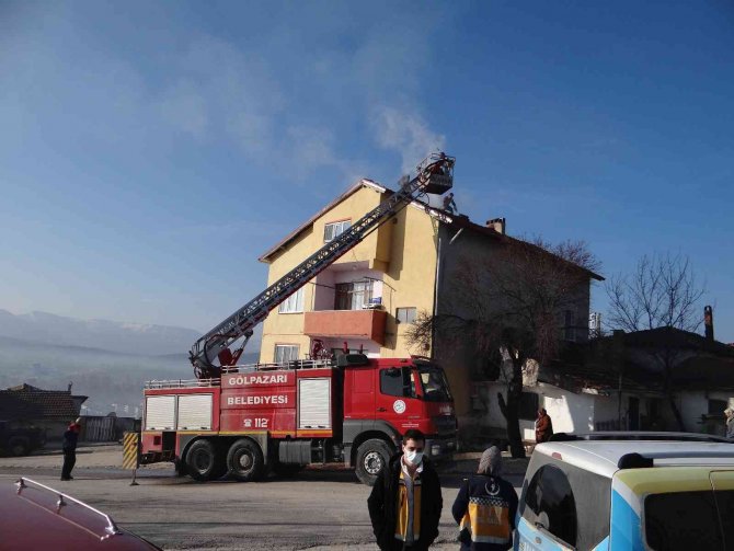 Çatı Yangını İtfaiyenin Erken Müdahalesi İle Büyümeden Söndürdü