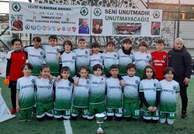 Kupaları Vefat Eden Antrenöre Armağan Ettiler
