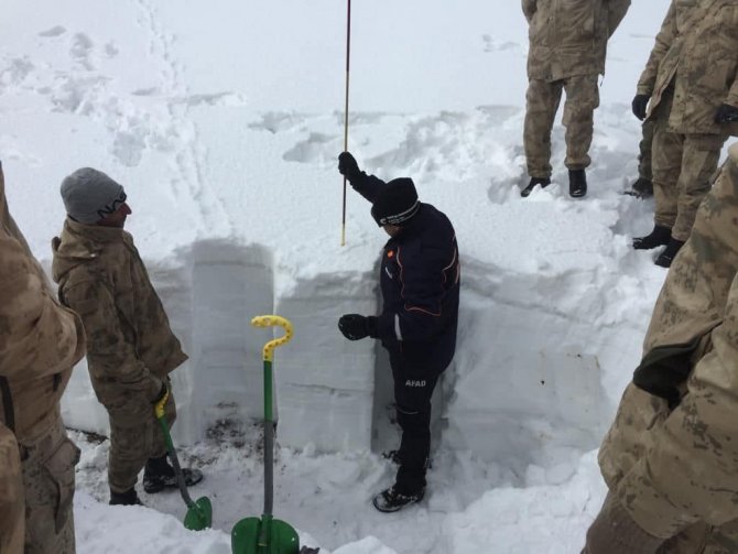 Bitlis’teki Güvenlik Korucularına Çığ Eğitimi