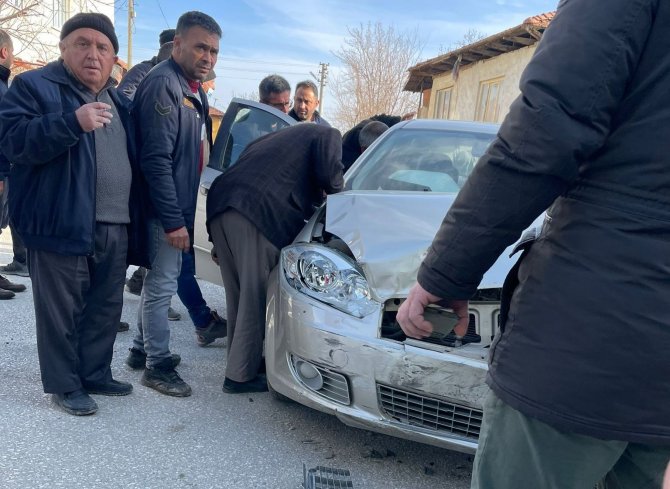 Meraklı Kalabalık Yaralıya Müdahaleyi Film İzler Gibi İzledi