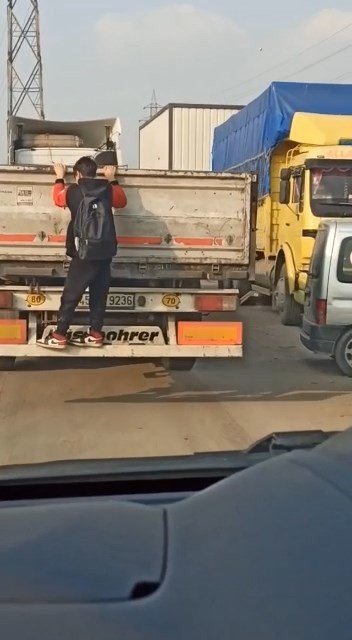 Bursa’da Okula Giden Tehlikeli Yolculuk Kamerada