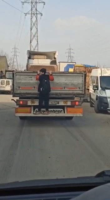 Bursa’da Okula Giden Tehlikeli Yolculuk Kamerada