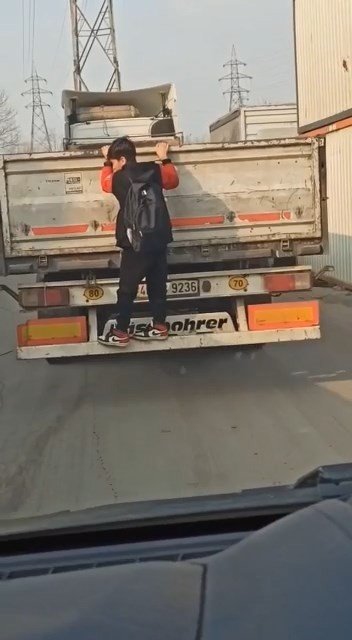 Bursa’da Okula Giden Tehlikeli Yolculuk Kamerada