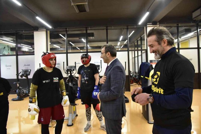 Busenaz Sürmeneli, İsminin Verildiği Salonda Dünya Şampiyonasına Hazırlanıyor