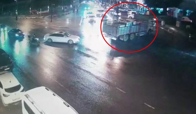 Çekmeköy’de 600 Bin Tl’lik Gıda Malzemesi Çalıp Nakliye Kamyonuyla Taşıdılar