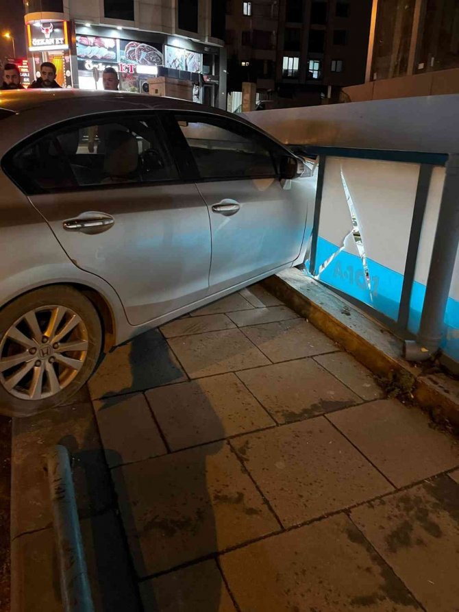 Çekmeköy’de Fren Yerine Gaza Bastı, Marketin İçine Daldı