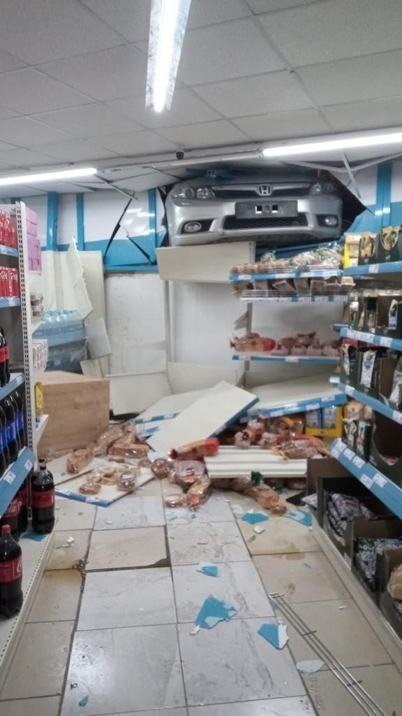 Çekmeköy’de Fren Yerine Gaza Bastı, Marketin İçine Daldı